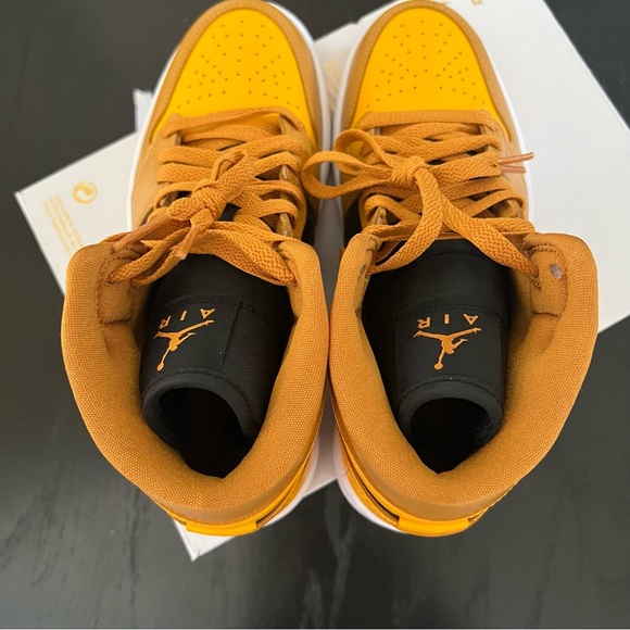 ✔️EUC✔️ NIKE Air Jordan 1 Mid Chutney Taxi - Picture 7 of 11